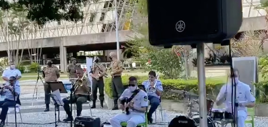 Instrumentistas das bandas da Marinha, Exército e FAB homenagearam os profissionais de saúde e pacientes do Hospital de Campanha da Prefeitura do RJ