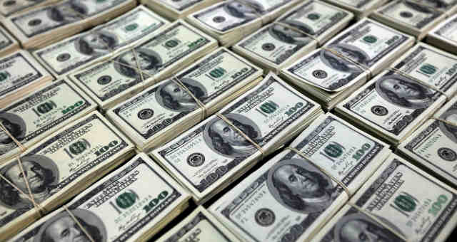 Dólar encosta em R$ 5,80 após corte maior do que o esperado na Selic