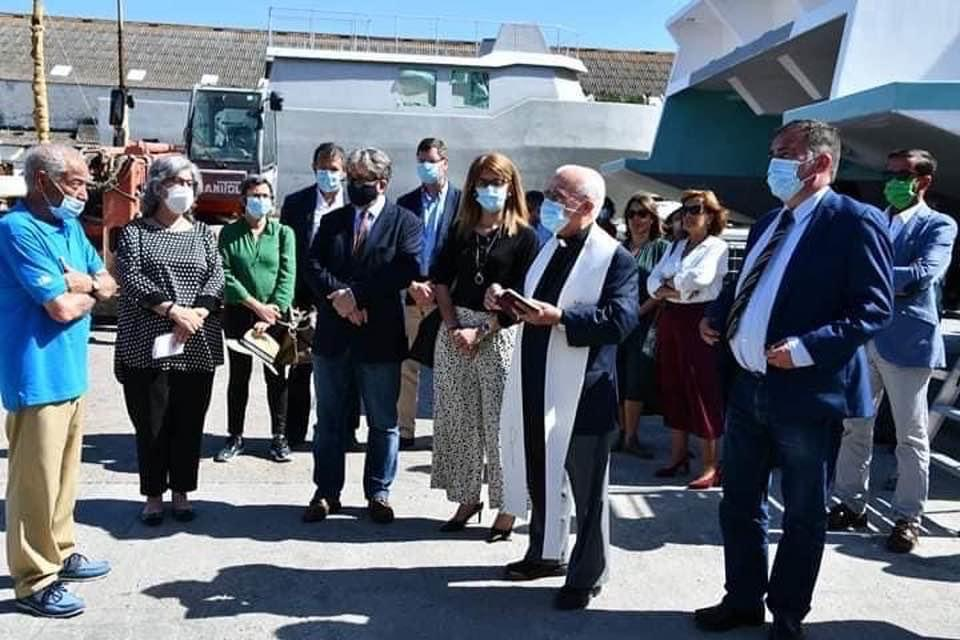 Ministro do Mar preside a cerimônia de lançamento de embarcação à água