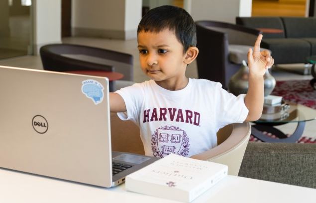 Universidade de Harvard oferece 96 cursos gratuitos online