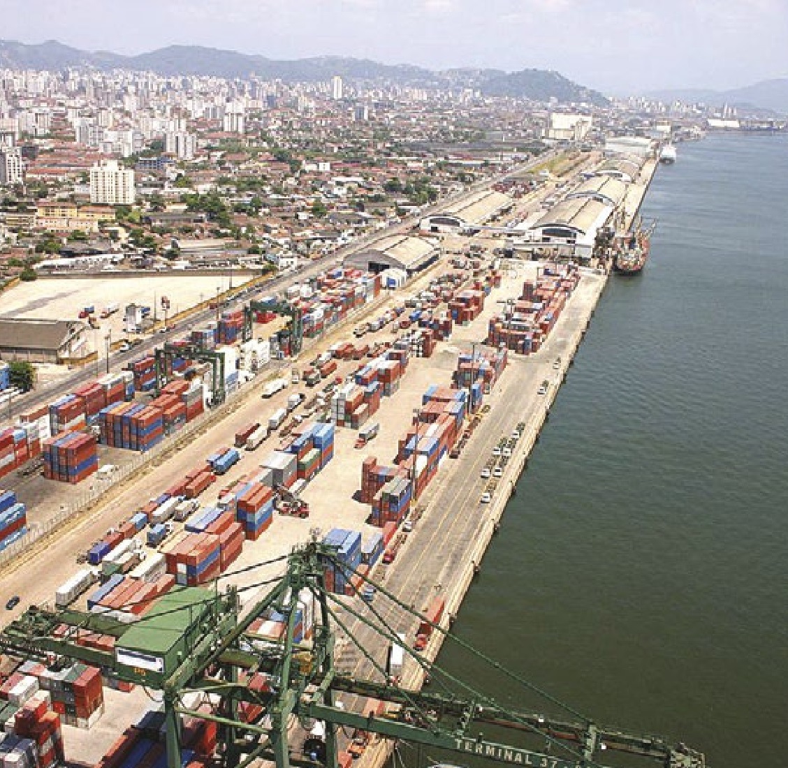 Postos de trabalho no Porto de Santos estão na "corda bamba"