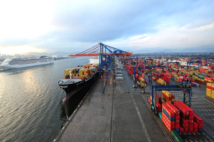 Crise não afetará a atratividade do porto de Santos, diz ministro