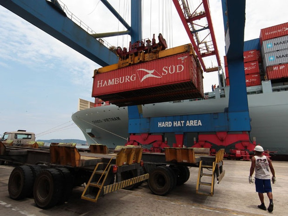Porto de Santos não sente crise econômica e registra a maior movimentação mensal de cargas