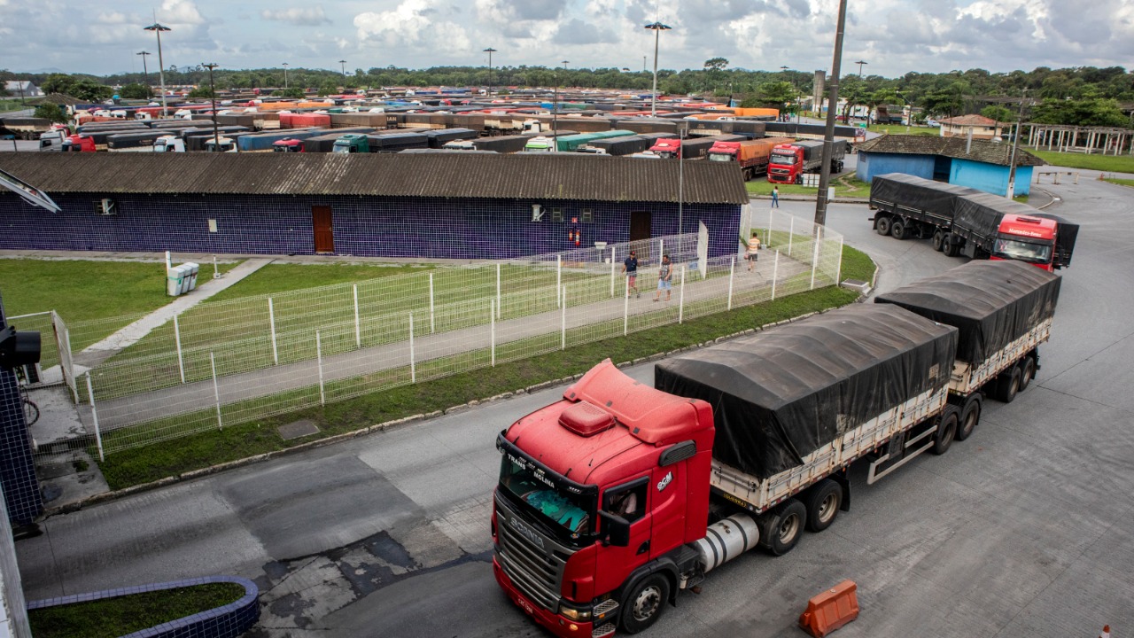 Porto de Paranaguá bate recorde em movimento de caminhões