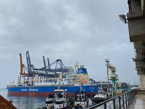 Navios de cargas movimentam Porto de Salvador
