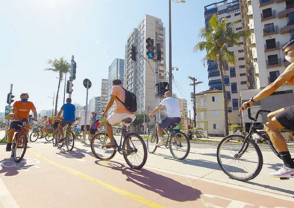 Ida à praia pode se refletir em aumento de casos de covid-19