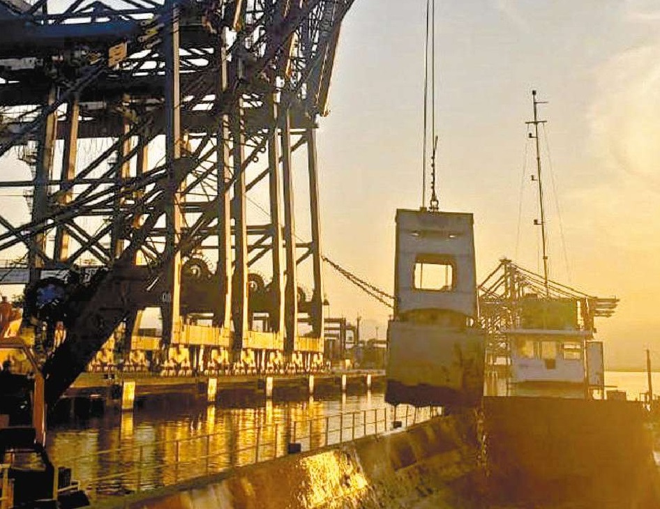 Porto inicia dragagem de manutenção em berços