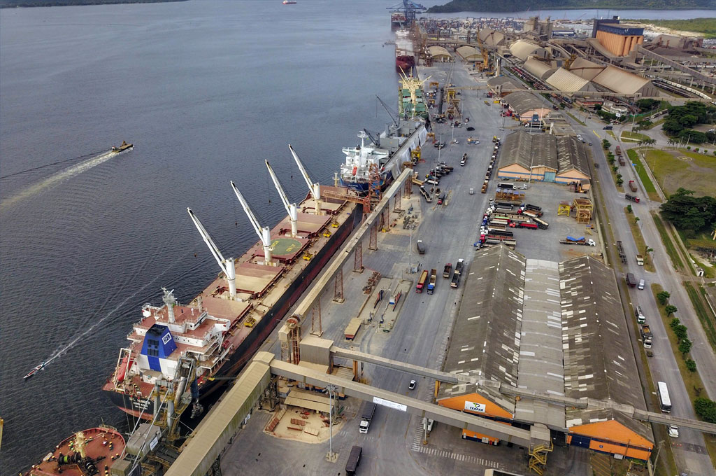 Porto de Paranaguá dobra embarques de soja