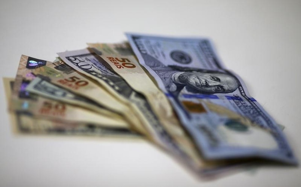 Dólar opera em queda e vai abaixo de R$ 5,25