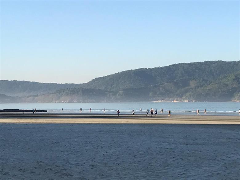 Praias de Santos ficam cheias no primeiro dia de retomada dos esportes na faixa de areia