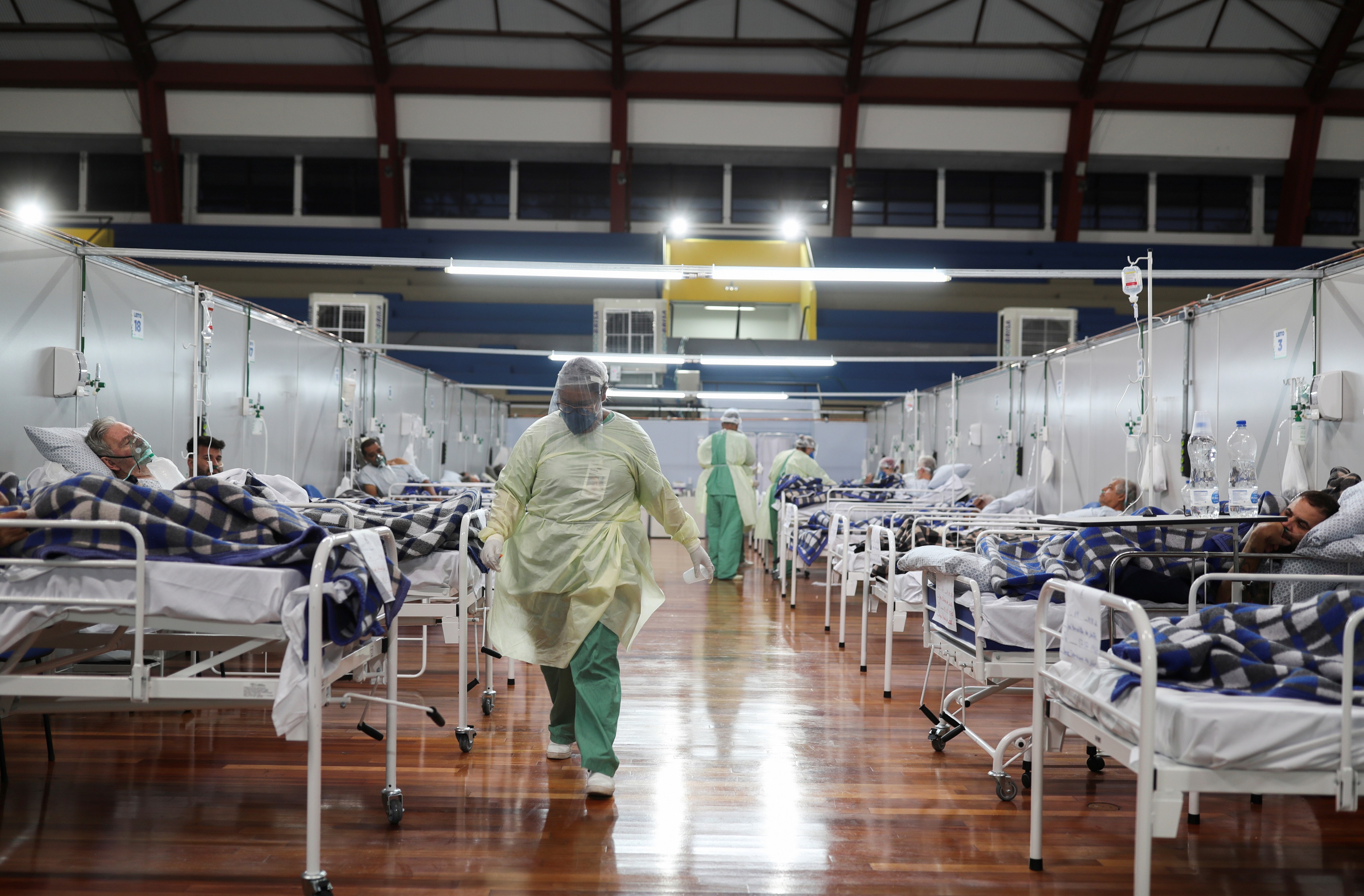 Brasil reduziu taxa de reprodução do novo coronavírus a menos da metade