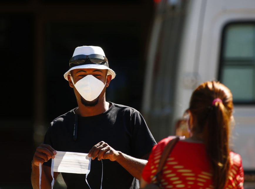 44% acham que mais jovens devem voltar ao trabalho com máscaras