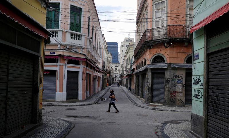 País que não controlar epidemia pagará preço econômico, diz estudo