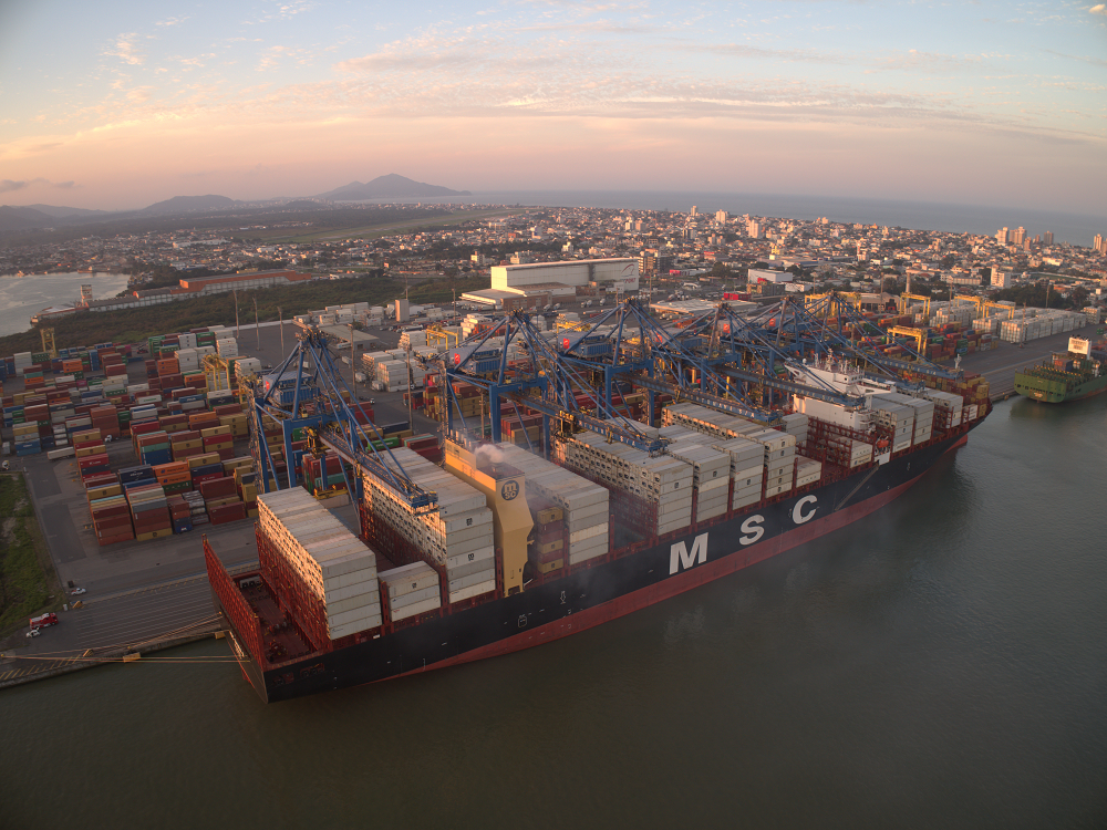 Em 24h de operação, Portonave movimenta mais de 3,6 mil contêineres em um único navio