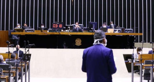 Câmara aprova MP que reduz contribuições de empresas ao Sistema S por dois meses