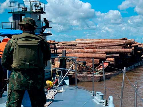 Marinha apreende mil toras de madeira irregular na foz do Rio Tocantins, no Pará