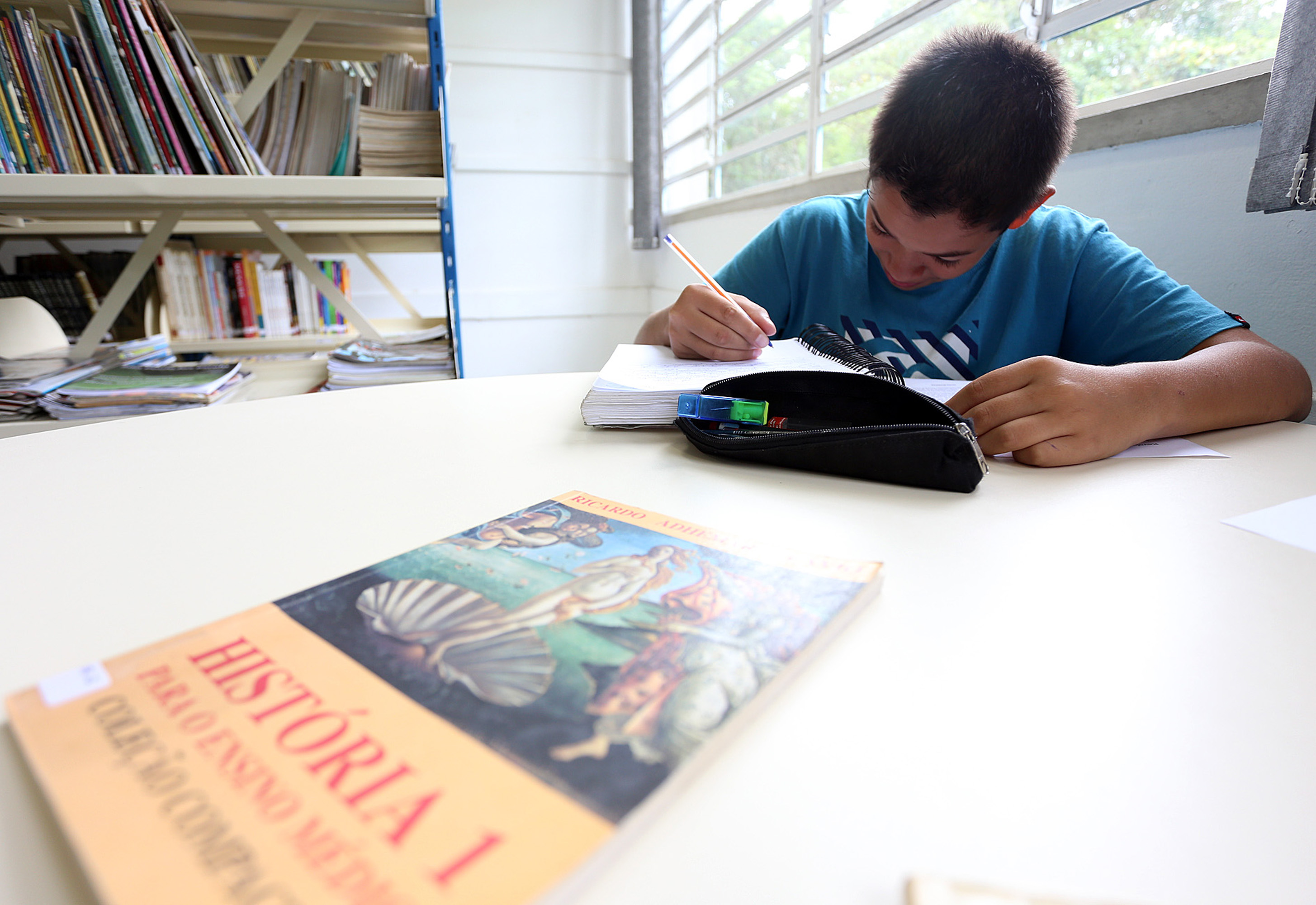 Agente de organização escolar cria podcast para ajudar alunos na preparação ao Enem