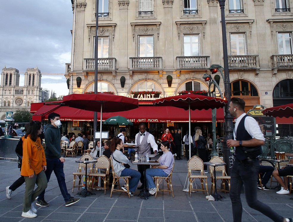 Paris reabre bares e restaurantes