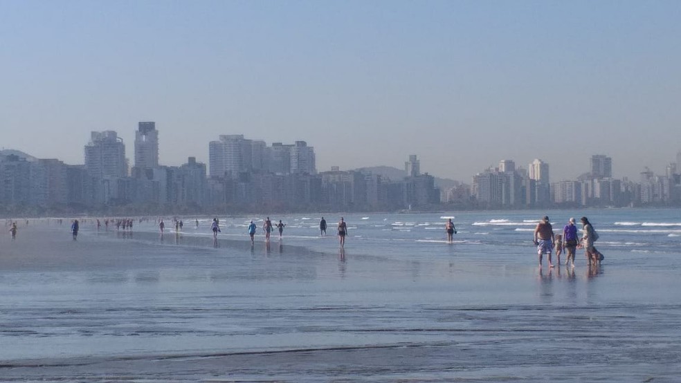 Banhistas ignoram regras no 1º dia de abertura das praias em Santos
