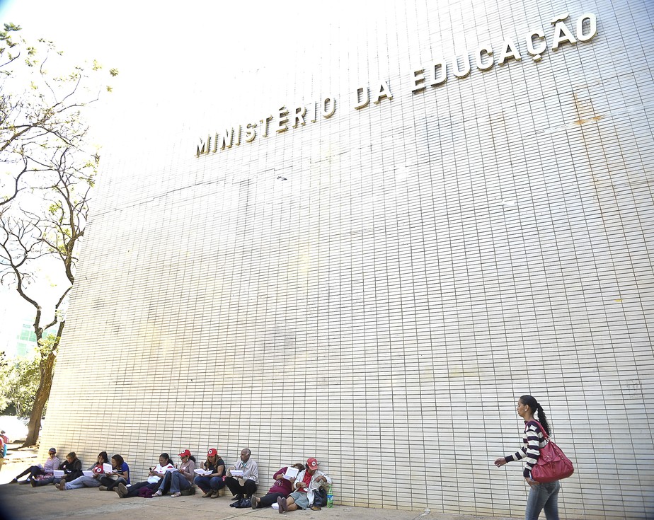 MEC autoriza aulas a distância até o fim do ano para ensino superior