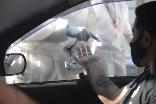 Mau tempo suspende testes de covid-19 em drive thru de Santos