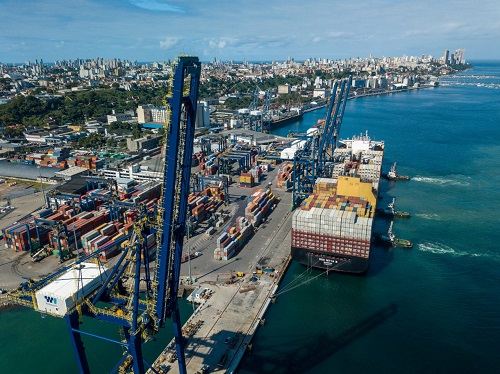 Porta contêiner de classe SAMMAX atraca no Porto de Salvador