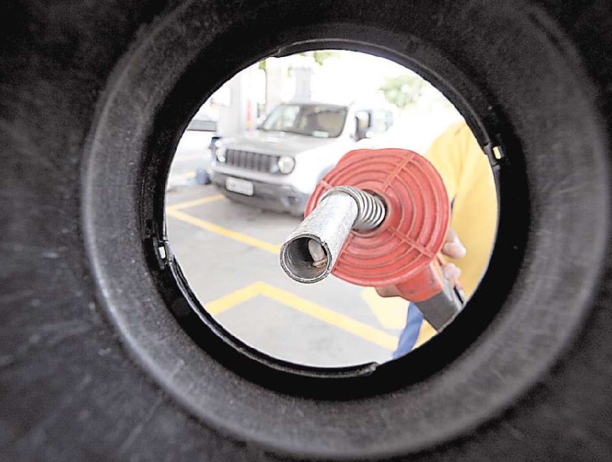 Preço da gasolina recua 11% nos postos em um ano