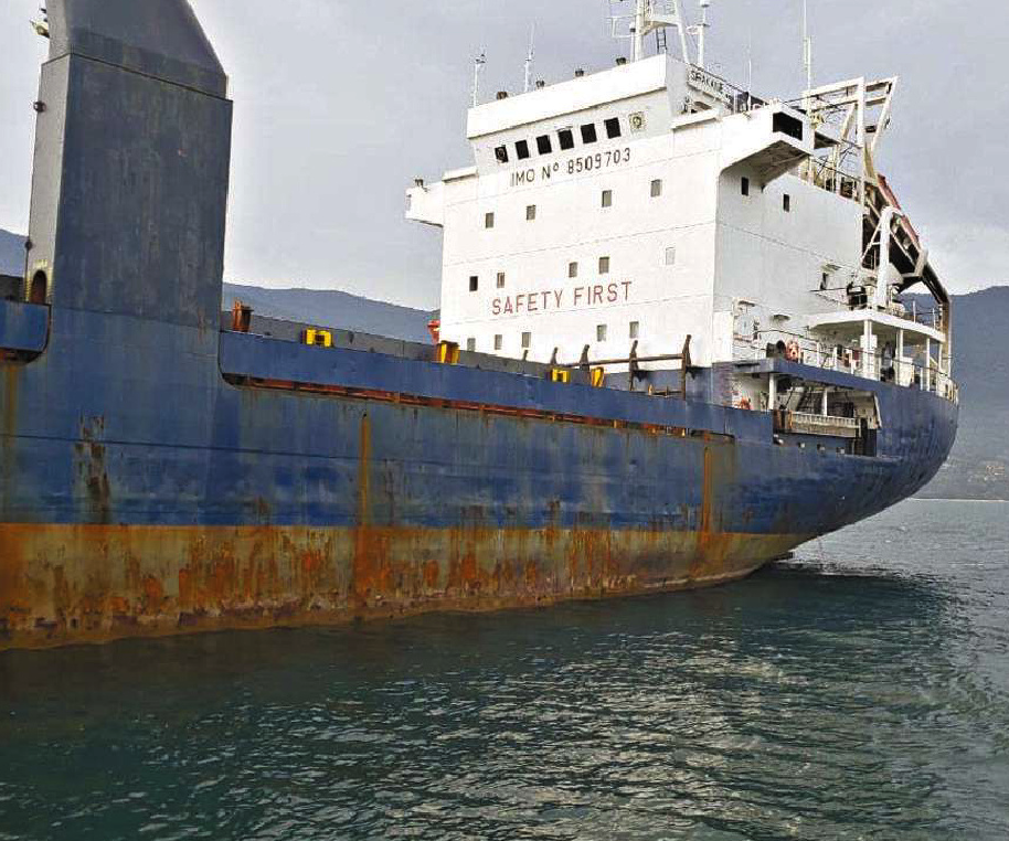 Operação resgata tripulantes de navio sem salário há um ano
