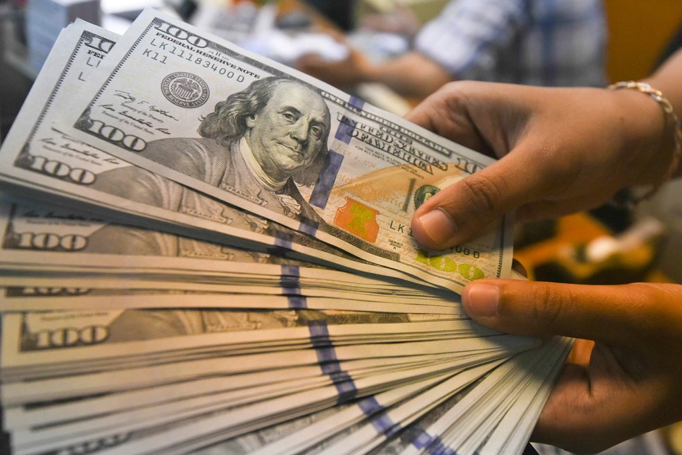 Dólar fecha em alta e se aproxima de R$ 5,35