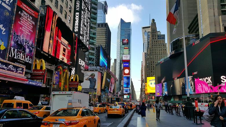 Nova York planeja reabrir escolas com ensino presencial e remoto