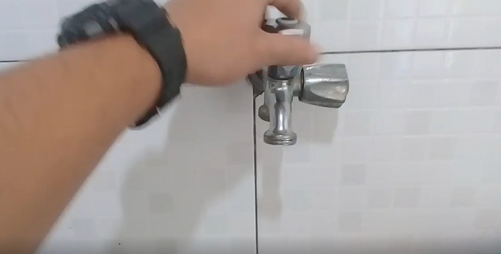 Moradores denunciam falta de água em meio à pandemia em Guarujá, SP