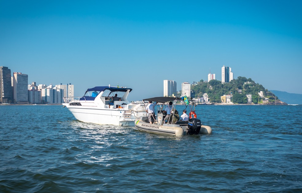 Força-tarefa fiscaliza e notifica embarcações em São Vicente, SP