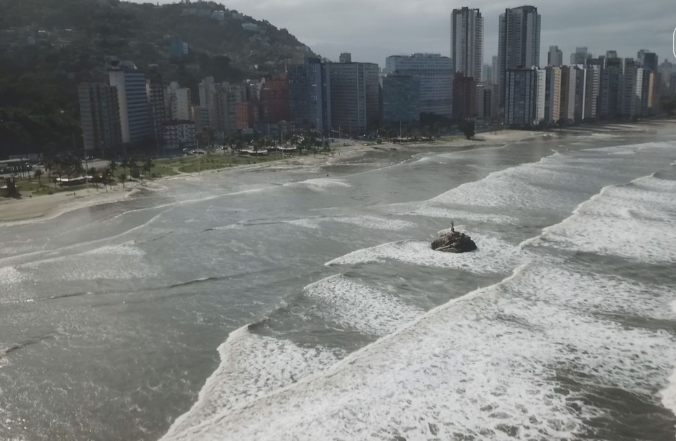 Drone flagra ressaca que deixou praias de SP inacessíveis; vídeo