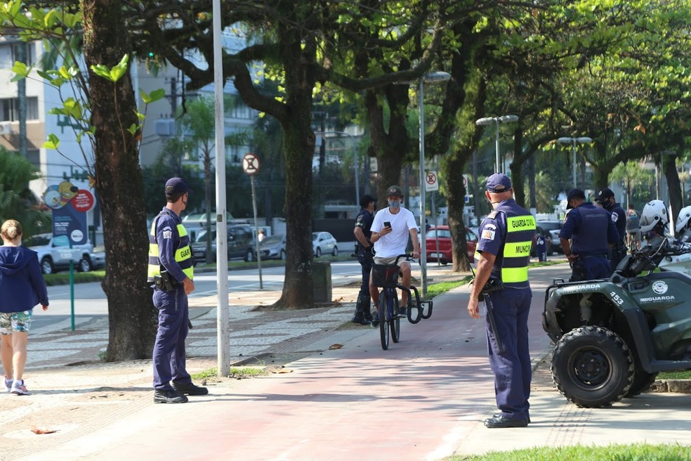 Santos, SP, aplica mais de 60 multas pelo não uso de máscaras de proteção na orla