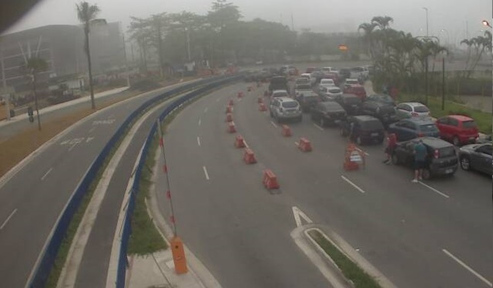 Neblina paralisa navegação no canal do Porto de Santos e travessia de balsas