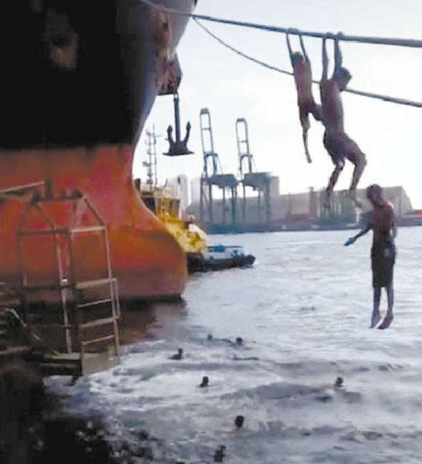 Vídeo mostra jovens brincando perto de navio