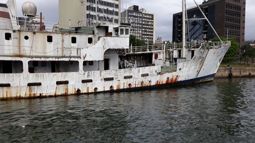 Navio histórico corre risco de afundar e provocar acidentes no litoral de SP