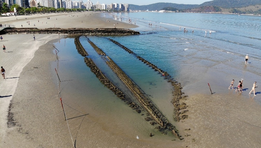 Arqueólogo diz que 'navio misterioso' revela mais detalhes a cada recuo da maré em SP