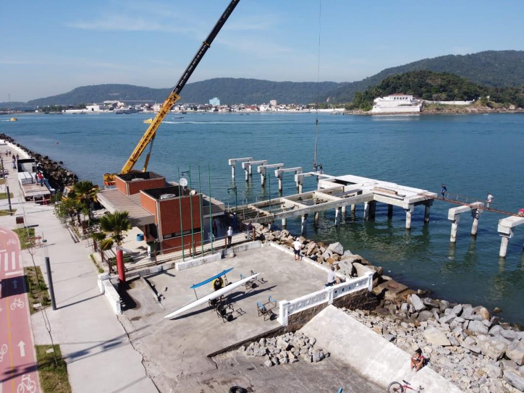 Laje é instalada na área em ampliação do Deck do Pescador de Santos