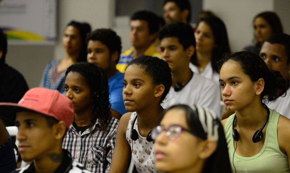 Jovens brasileiros acreditam que precisam desenvolver competências interpessoais