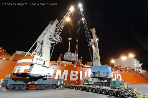 Transformador gigante é embarcado no Porto de Imbituba