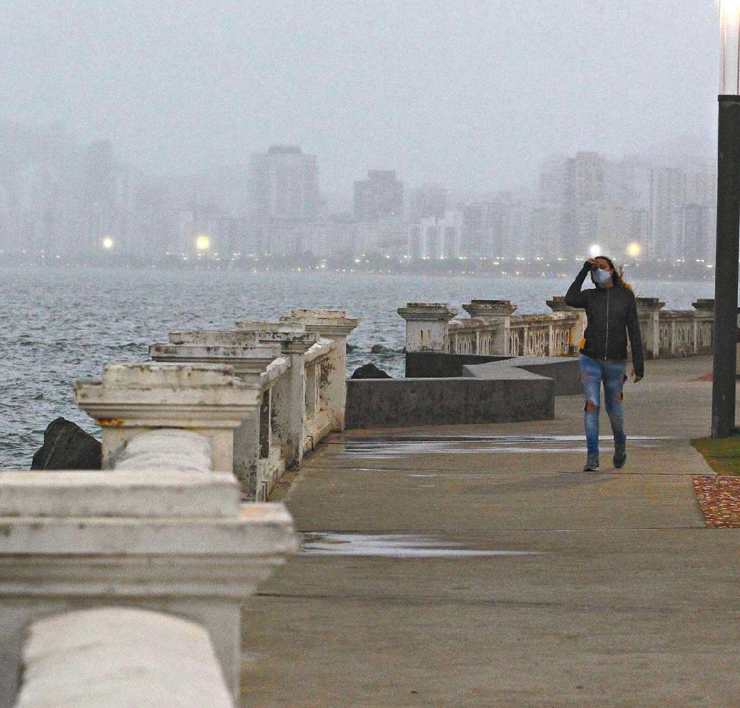 Frente fria traz chuva e mar revolto à região