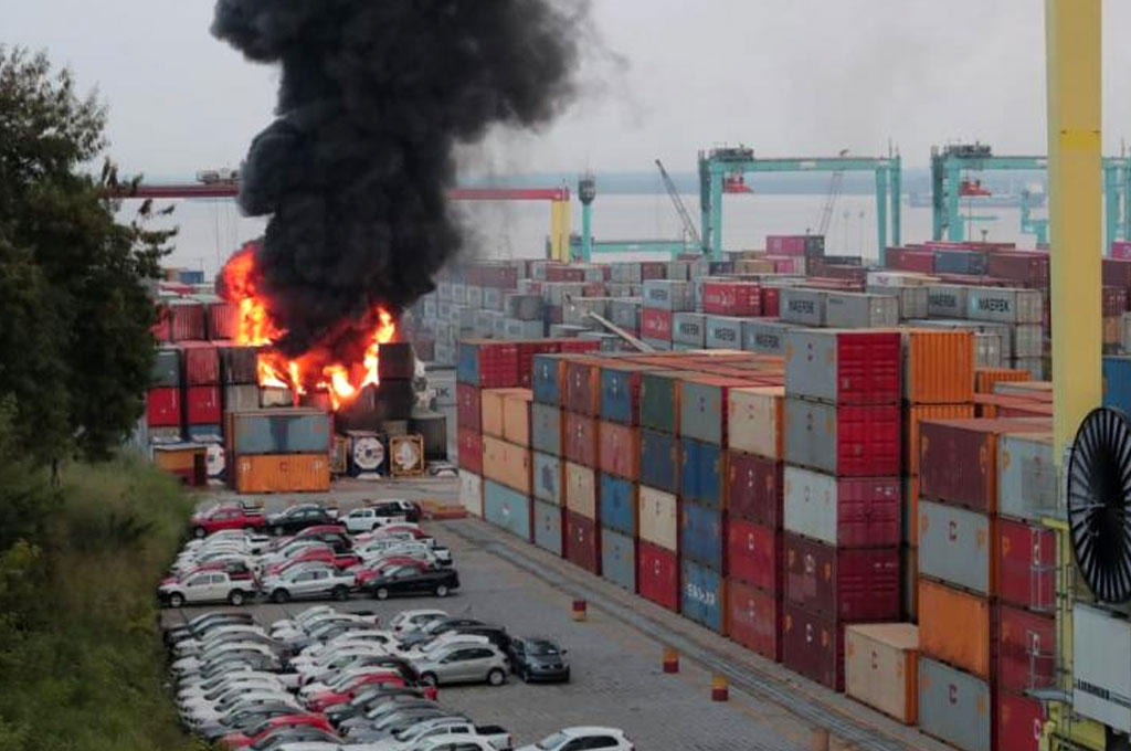 Raio atinge contêiner e provoca incêndio de grandes proporções no Porto do Chibatão