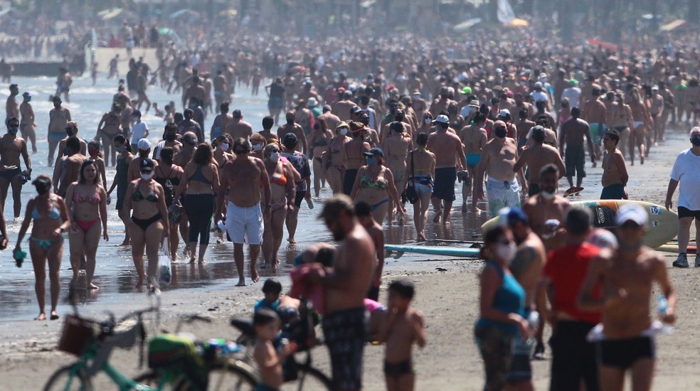 Multidão 'invade' praias no litoral de SP mesmo com restrições