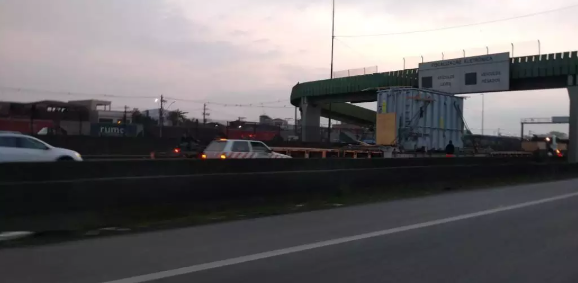Transporte de carga especial congestiona Anchieta e 'trava' entrada de Santos