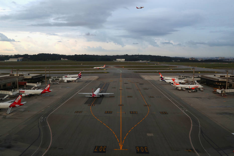 Sem passageiros, empresas aéreas apostam no transporte de cargas