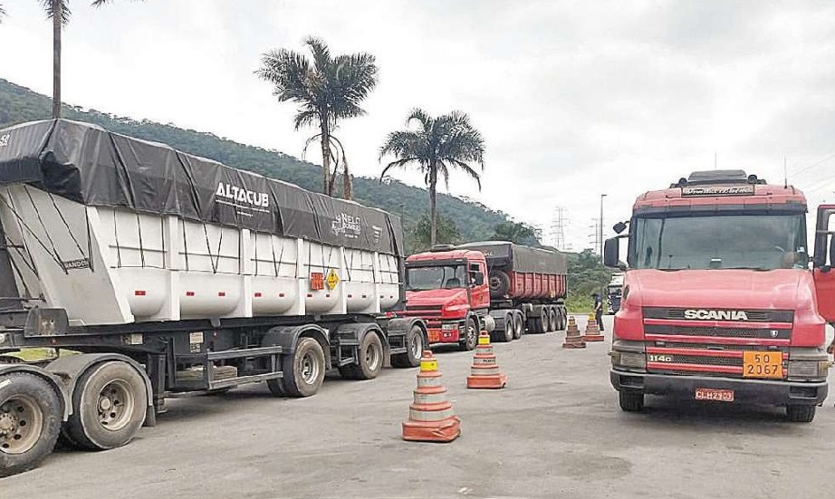 Caminhões com nitrato são autuados