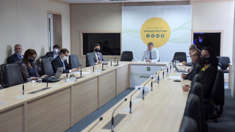 Ministro da Infraestrutura se reúne com transportadores de cargas e apresenta BR do Mar