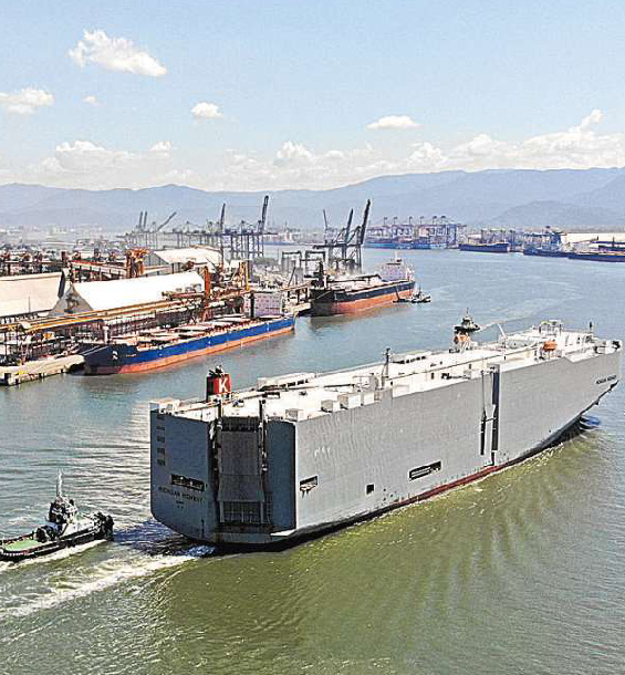 Porto bate recorde histórico de movimentação de cargas