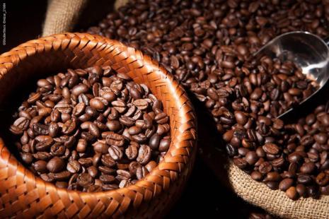Com excesso de café, Brasil está sem espaço para armazenar grãos